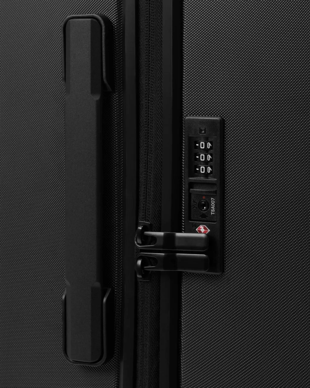 Outlet Db Ramverk Check-In Luggage Medium Black Out