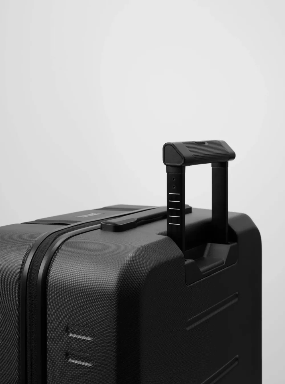 Outlet Db Ramverk Check-In Luggage Medium Black Out