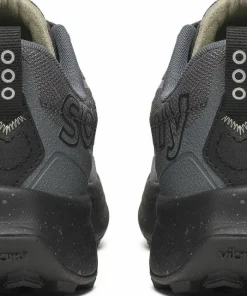 Outlet Saucony Women's Peregrine 16 Black/Carbon